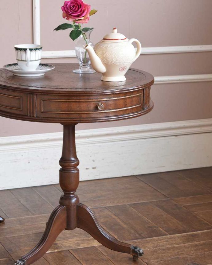 アンティークのテーブル アンティーク家具 英国輸入のアンティーク家具、革張り天板のドラムテーブル(引き出し付き)。引き出しまで付いている実力派デザインや木目の美しさはもちろん、引き出しまで付いているので、使いやすさもバッチリです。(k-2021-f)