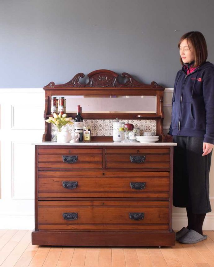 サイドボード　アンティーク家具　優しいお花の模様のタイルにミラー付きのアンティーク家具のチェストタイプのウォッシュスタンド。アンティークでしか手に入らない贅沢なチェスト水道が発達していない時代に洗面台代わりに使われてたチェストタイプのウォッシュスタンド。(k-2022-f)