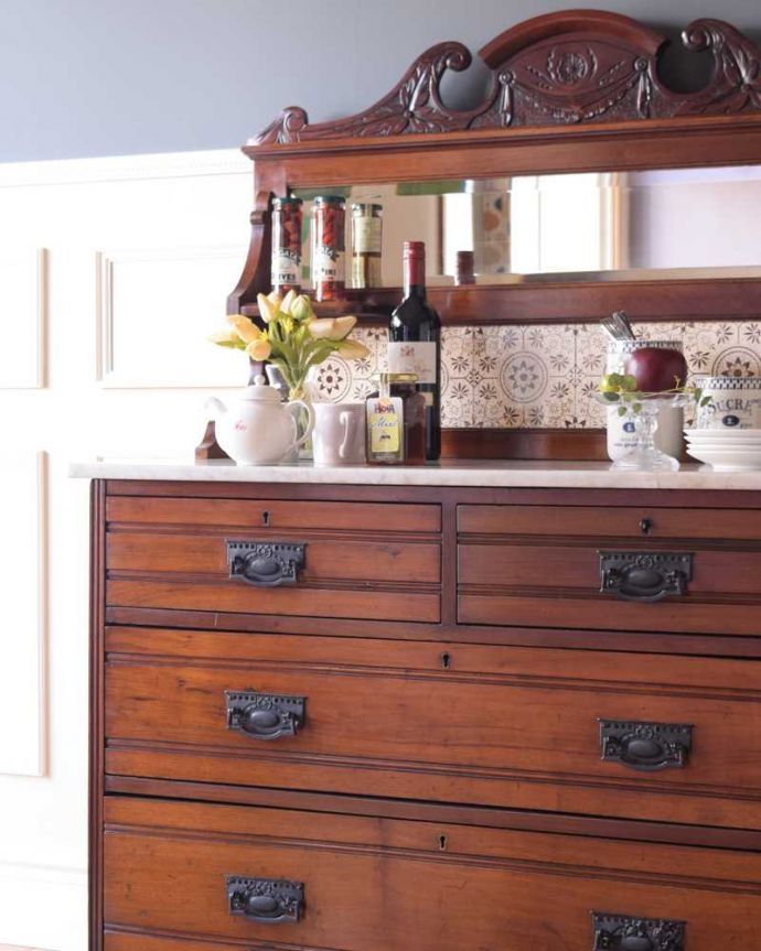 サイドボード　アンティーク家具　優しいお花の模様のタイルにミラー付きのアンティーク家具のチェストタイプのウォッシュスタンド。タイルと天然大理石の贅沢コラボ洗面器を置いて顔を洗って、引き出しからタオルを･･･そんな風に使われていた家具の天板には、水がこぼれてもいいように天板は天然大理石、立ち上がりはタイルが貼られています。(k-2022-f)