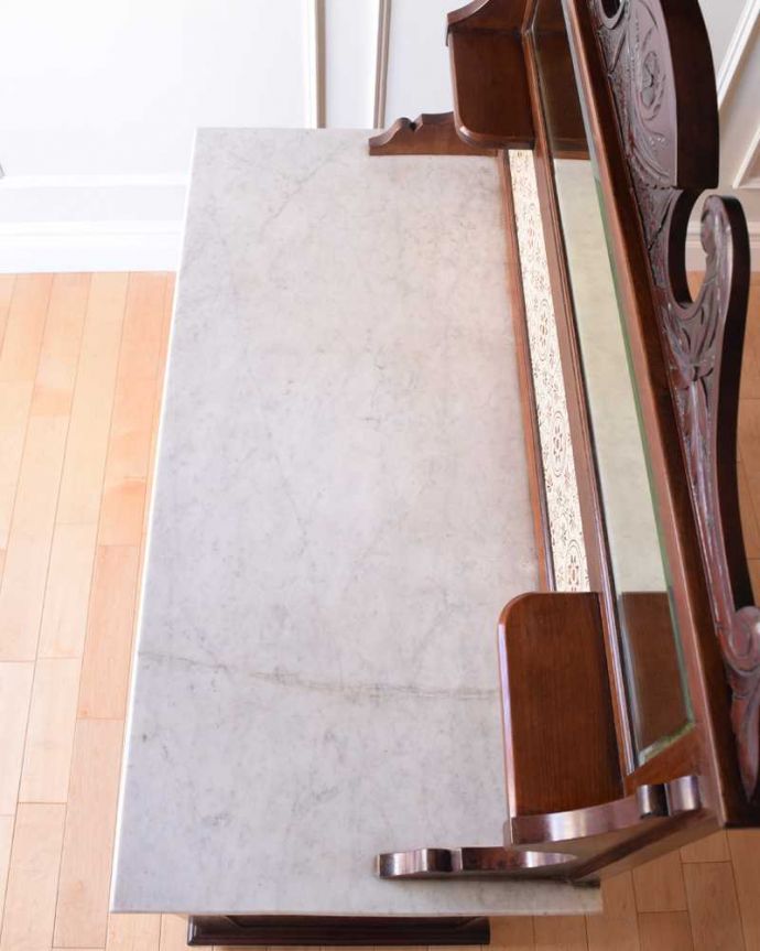 サイドボード　アンティーク家具　優しいお花の模様のタイルにミラー付きのアンティーク家具のチェストタイプのウォッシュスタンド。天然の大理石が使われた贅沢な天板やっぱり天然の大理石はいつの時代も女性の憧れ。(k-2022-f)