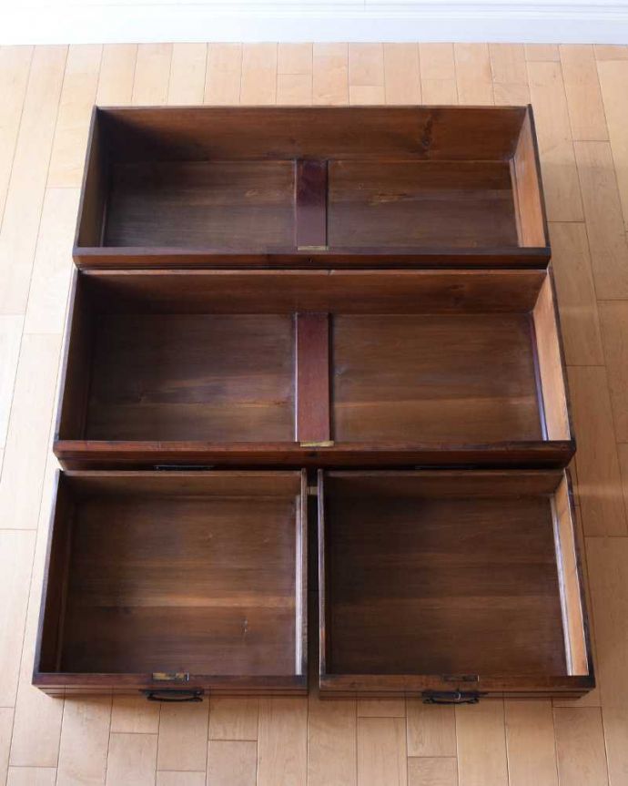 サイドボード　アンティーク家具　優しいお花の模様のタイルにミラー付きのアンティーク家具のチェストタイプのウォッシュスタンド。タオルやリネンが入っていた引き出し顔や手を洗って、引き出しの中からタオルを取り出して使っていたチェストタイプのウォッシュスタンド。(k-2022-f)