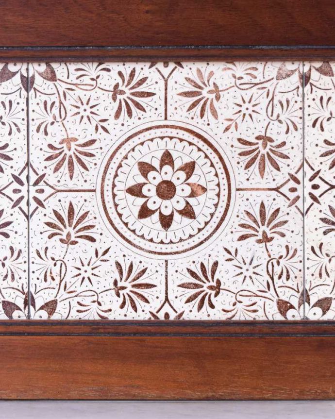 サイドボード　アンティーク家具　優しいお花の模様のタイルにミラー付きのアンティーク家具のチェストタイプのウォッシュスタンド。アンティークらしい独特の風合い一枚一枚手焼きしたタイルアンティークのタイルが、家具に華を添えてくれます。(k-2022-f)