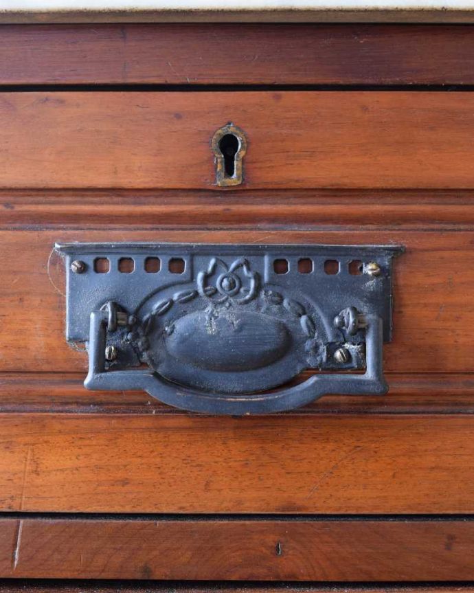 サイドボード　アンティーク家具　優しいお花の模様のタイルにミラー付きのアンティーク家具のチェストタイプのウォッシュスタンド。開ける度にワクワク･･･引き出しの取っ手も可愛いデザイン。(k-2022-f)