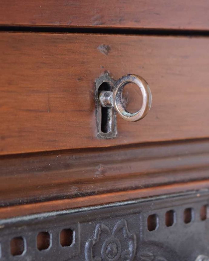 サイドボード　アンティーク家具　優しいお花の模様のタイルにミラー付きのアンティーク家具のチェストタイプのウォッシュスタンド。鍵を使って開けてみましょうアンティークの鍵が付いています。(k-2022-f)