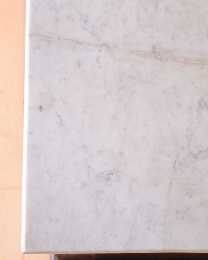 サイドボード　アンティーク家具　優しいお花の模様のタイルにミラー付きのアンティーク家具のチェストタイプのウォッシュスタンド。コンディションもバッチリ！天然石はコンディションが大事！割れていないことを確認して選んで来ました。(k-2022-f)