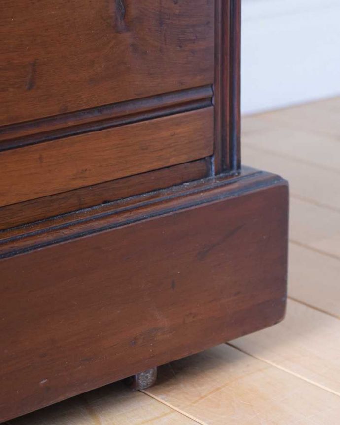 サイドボード　アンティーク家具　優しいお花の模様のタイルにミラー付きのアンティーク家具のチェストタイプのウォッシュスタンド。女性1人でラクラク運べちゃうんです重い家具なので、足元には動かしやすいようキャスターが。(k-2022-f)