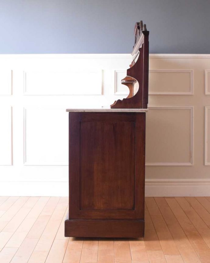 サイドボード　アンティーク家具　優しいお花の模様のタイルにミラー付きのアンティーク家具のチェストタイプのウォッシュスタンド。横から見てもステキもちろん、横から見てもキレイに仕上がっているので、いろんな場所に置いて使って下さい。(k-2022-f)