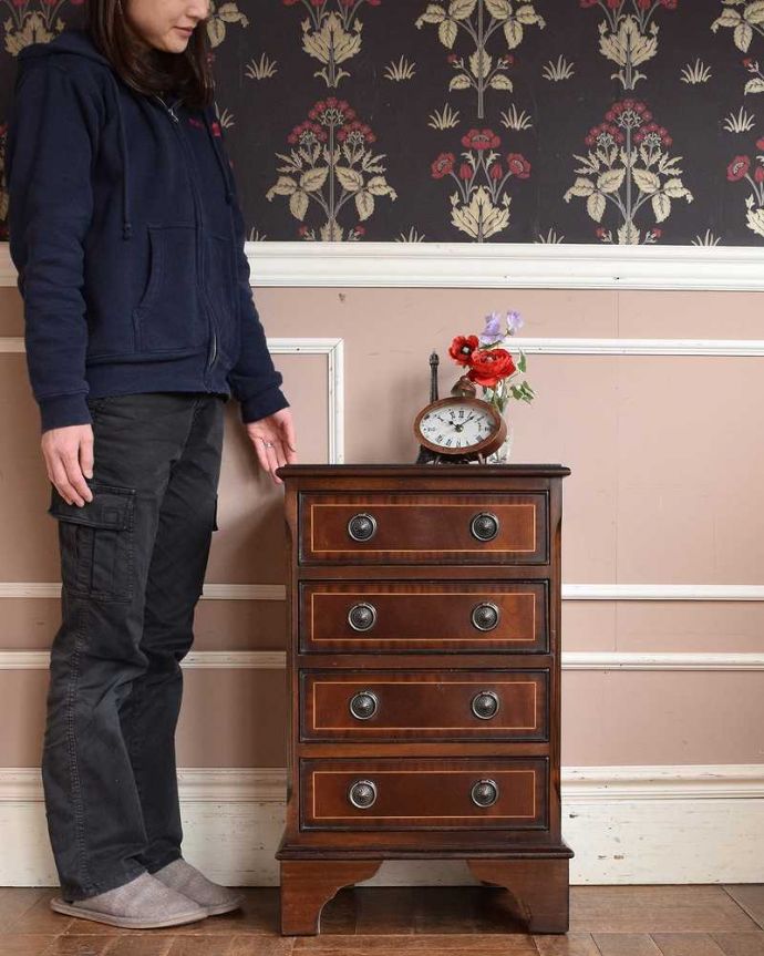 アンティークのチェスト　アンティーク家具　マホガニー材のベッドサイドチェスト、小さい英国アンティーク家具。小さくても一人前。(k-2023-f)