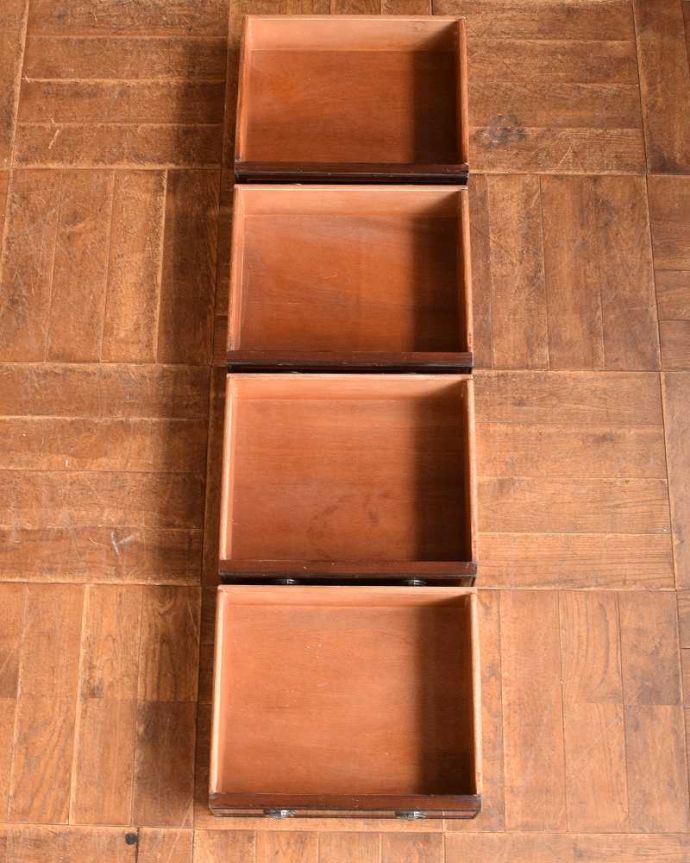 アンティークのチェスト　アンティーク家具　マホガニー材のベッドサイドチェスト、小さい英国アンティーク家具。引き出しの中もとってもキレイですチェストで一番きになるのはやはり引き出しの中。(k-2023-f)