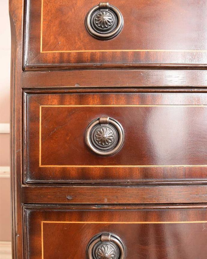 アンティークのチェスト　アンティーク家具　マホガニー材のベッドサイドチェスト、小さい英国アンティーク家具。アンティークらしい取っ手取っ手のデザインまで高級感があるアンティーク家具。(k-2023-f)