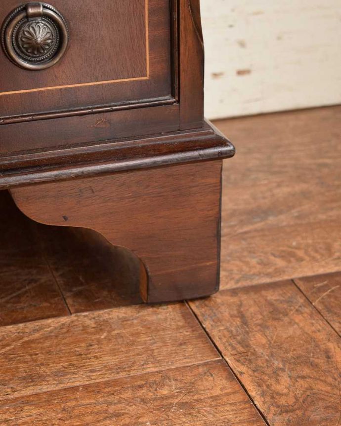 アンティークのチェスト　アンティーク家具　マホガニー材のベッドサイドチェスト、小さい英国アンティーク家具。女性1人でラクラク運べちゃう仕掛けHandleのアンティーク家具は、脚の裏にフェルトキーパーをお付けしています。(k-2023-f)