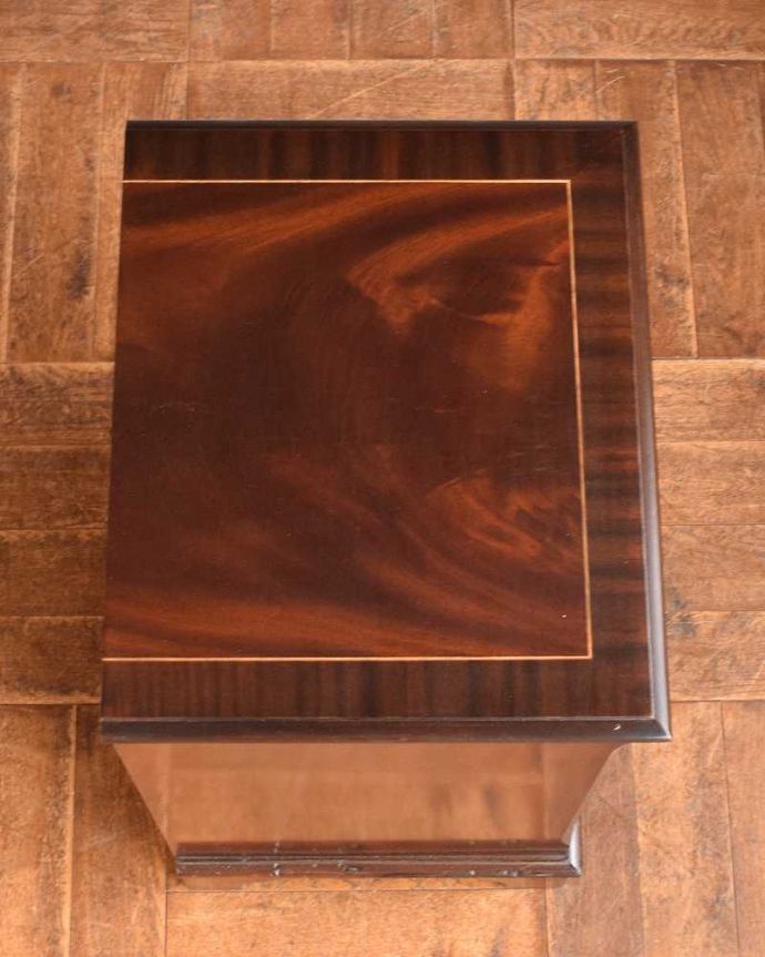 アンティークのチェスト　アンティーク家具　マホガニー材のベッドサイドチェスト、小さい英国アンティーク家具。ピカピカに仕上げましたベッドやソファの横でモノを置いて使えるように、修復する時、天板の塗装もキレイに仕上げました。(k-2023-f)