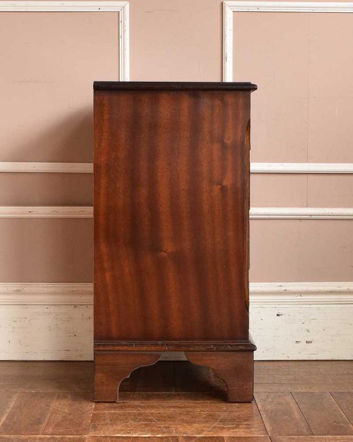 アンティークのチェスト　アンティーク家具　マホガニー材のベッドサイドチェスト、小さい英国アンティーク家具。横から見てもキレイですもちろん、横顔だってキレイ！どこから見ても絵になります。(k-2023-f)