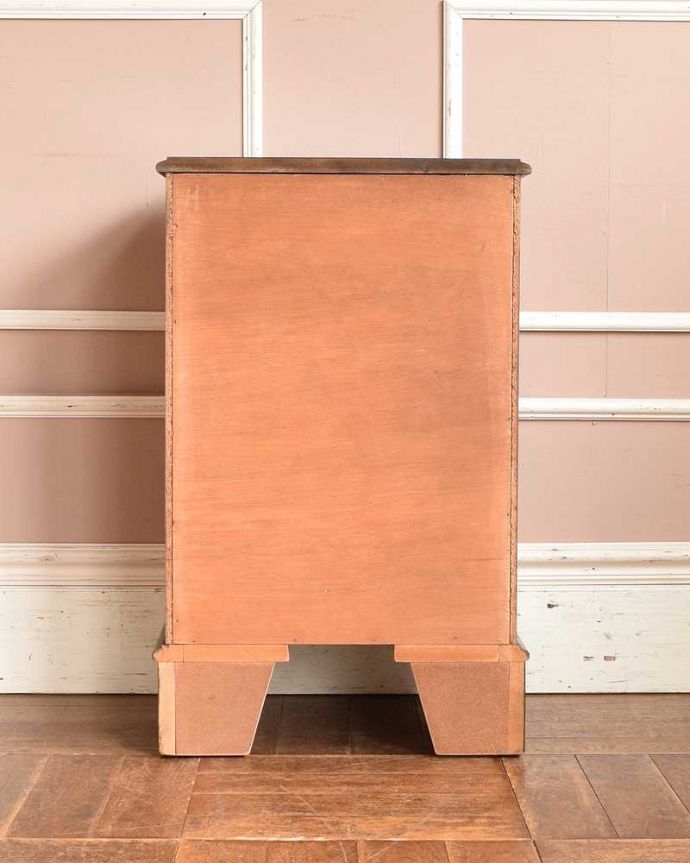 アンティークのチェスト　アンティーク家具　マホガニー材のベッドサイドチェスト、小さい英国アンティーク家具。後ろ姿も見て下さいアンティークは新品ではないので、もちろん経年変化によるキズはありますが、専門の職人が修復しました。(k-2023-f)