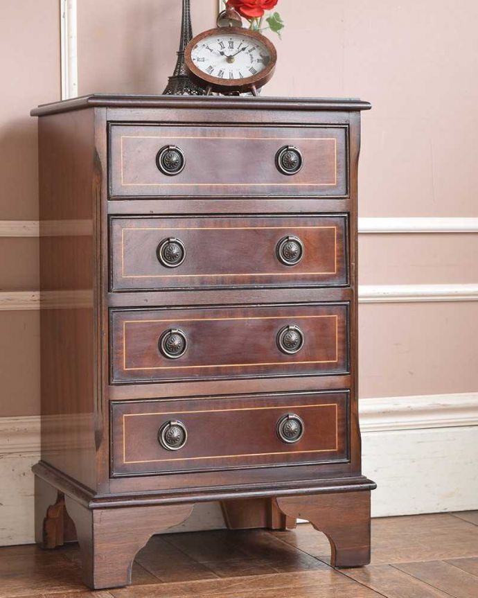 アンティークのチェスト　アンティーク家具　マホガニー材のベッドサイドチェスト、小さい英国アンティーク家具。木目で勝負！アンティークだから手に入る素材のよさシンプルなデザインなのに惹きつけられちゃう一番の魅力は、やはり使われている素材。(k-2023-f)