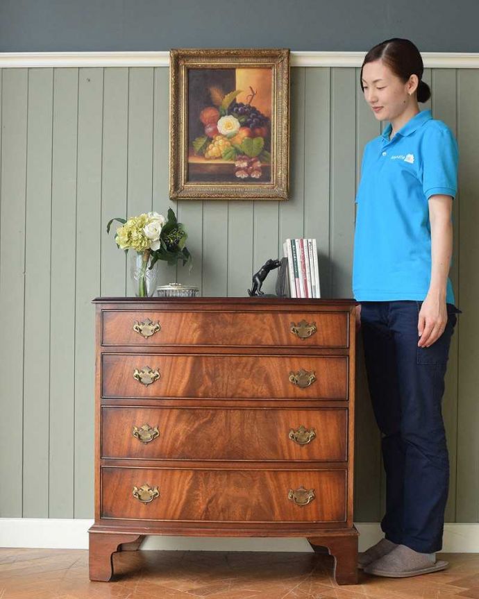 アンティークのチェスト　アンティーク家具　優雅なデザインの4段チェスト、美しいマホガニー材のアンティーク家具。大人の雰囲気漂う人気の英国チェストシンプルなデザインだからこそ木目の美しさが際立つチェスト。(k-2024-f)