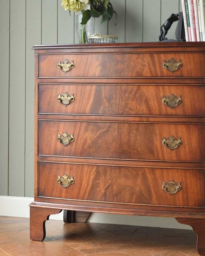 アンティークのチェスト　アンティーク家具　優雅なデザインの4段チェスト、美しいマホガニー材のアンティーク家具。アンティークだから手に入る質の良さ現代では手に入れることが出来ない質のいい素材が使われているのもアンティーク家具の特長。(k-2024-f)