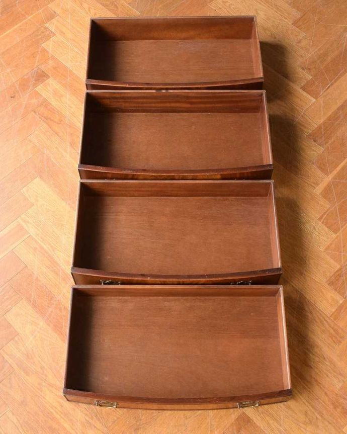 アンティークのチェスト　アンティーク家具　優雅なデザインの4段チェスト、美しいマホガニー材のアンティーク家具。引き出しの中もキレイに修復しましたお洋服を入れてもいいように、引き出しの中も専門の職人が時間をかけてしっかり修復しました。(k-2024-f)