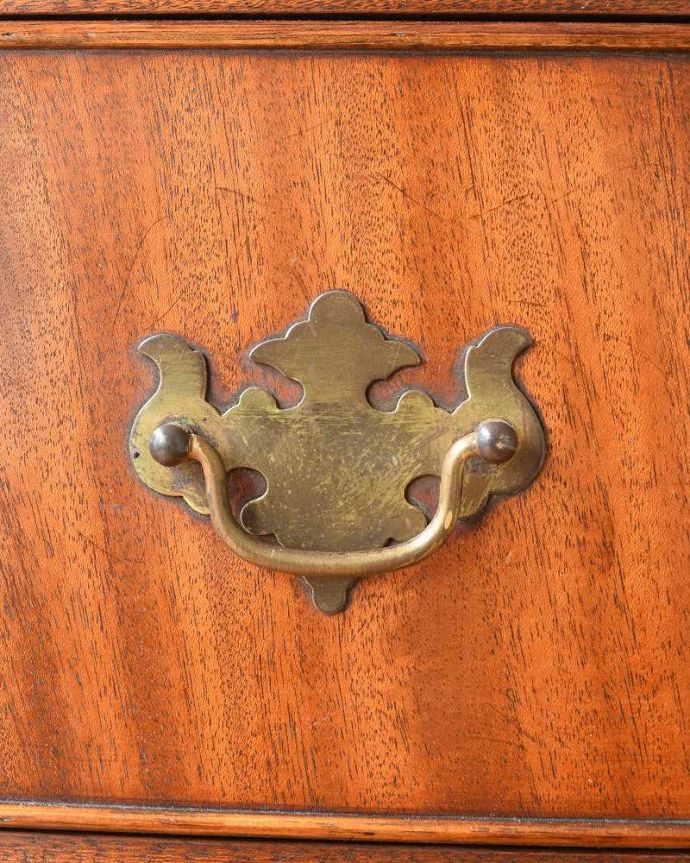 アンティークのチェスト　アンティーク家具　優雅なデザインの4段チェスト、美しいマホガニー材のアンティーク家具。アンティークらしい取っ手アンティーク家具は取っ手のデザインまで、なんだか高級感があるんですよね。(k-2024-f)