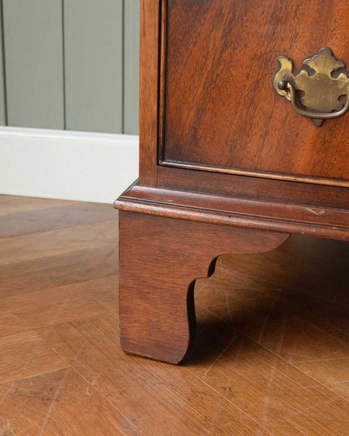 アンティークのチェスト　アンティーク家具　優雅なデザインの4段チェスト、美しいマホガニー材のアンティーク家具。女性1人でラクラク運べちゃう仕掛けHandleのアンティークは、脚の裏にフェルトキーパーをお付けしています。(k-2024-f)