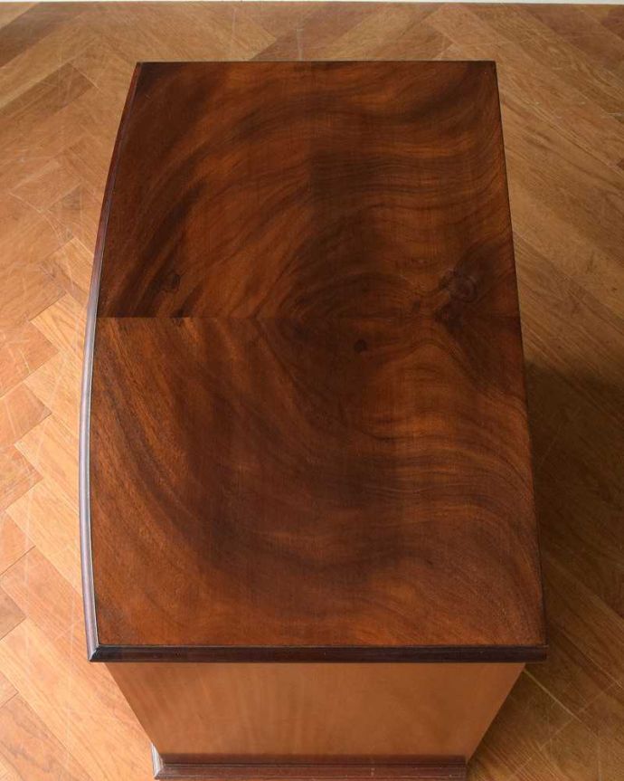 アンティークのチェスト　アンティーク家具　優雅なデザインの4段チェスト、美しいマホガニー材のアンティーク家具。ピカピカに仕上げましたHandleでは修復の時、天板の塗装も一度剥離してキレイに仕上げました。(k-2024-f)