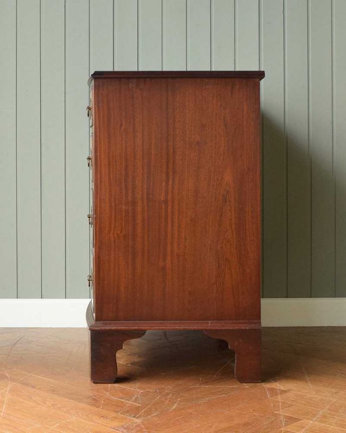 アンティークのチェスト　アンティーク家具　優雅なデザインの4段チェスト、美しいマホガニー材のアンティーク家具。横顔もキレイですどこから見られても絵になるスタイル。(k-2024-f)