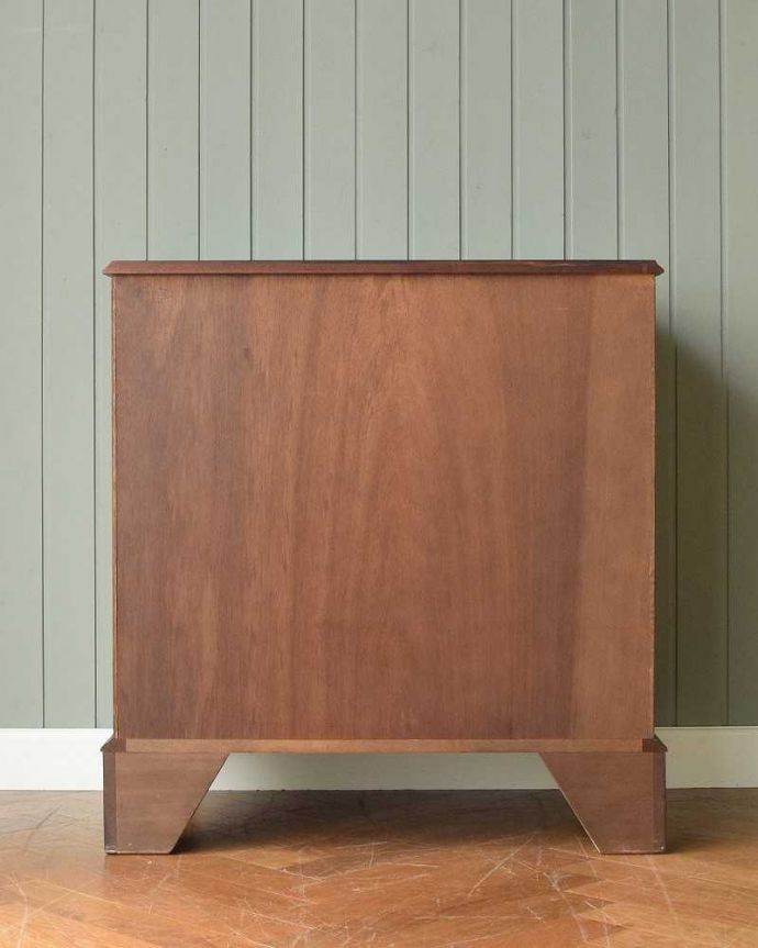 アンティークのチェスト　アンティーク家具　優雅なデザインの4段チェスト、美しいマホガニー材のアンティーク家具。後ろ姿も見て下さいアンティークは新品ではないので、もちろん経年変化によるキズはありますが、専門の職人が修復しました。(k-2024-f)