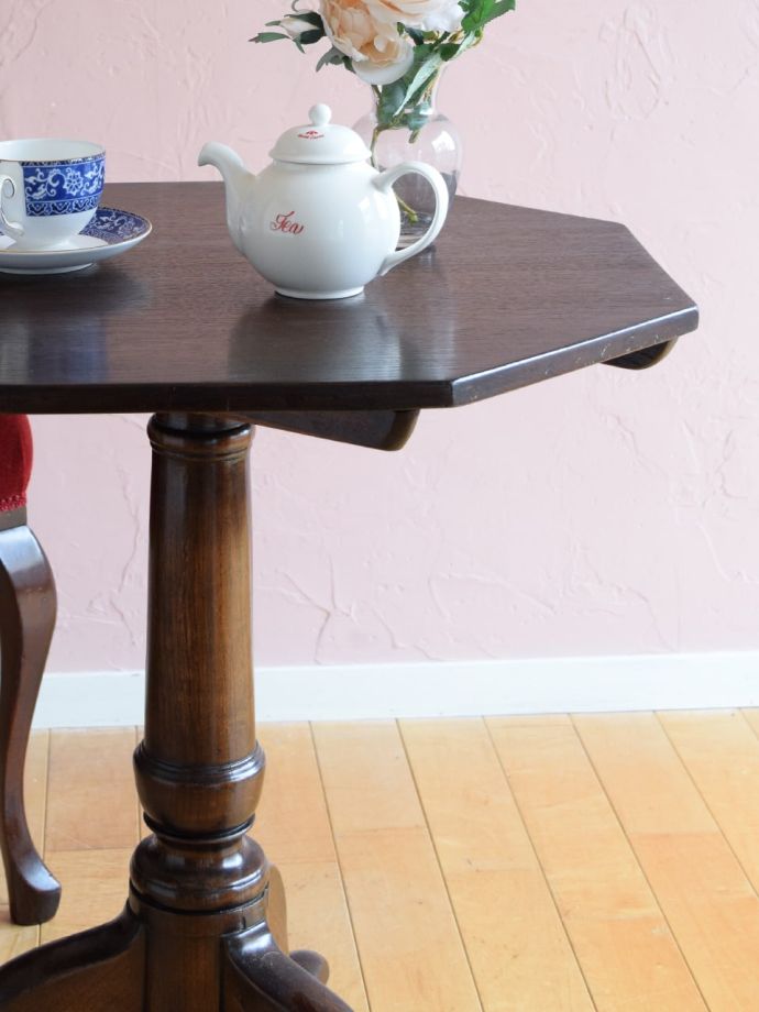 おしゃれなアンティークのテーブル