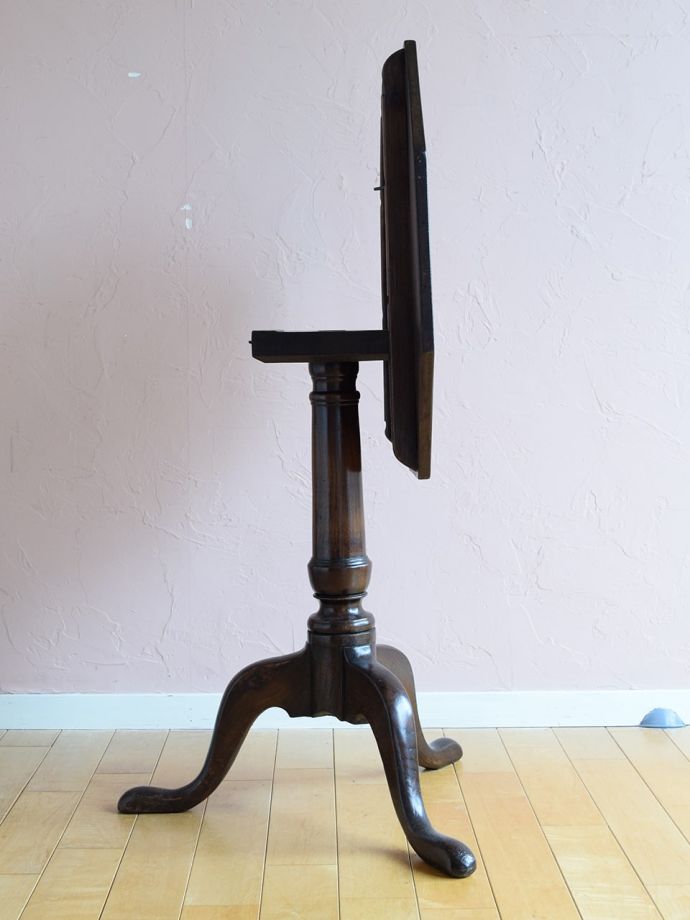 ティルトトップテーブルの側面