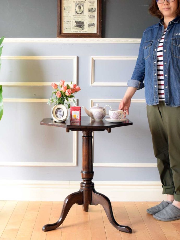アンティークのサイドテーブル