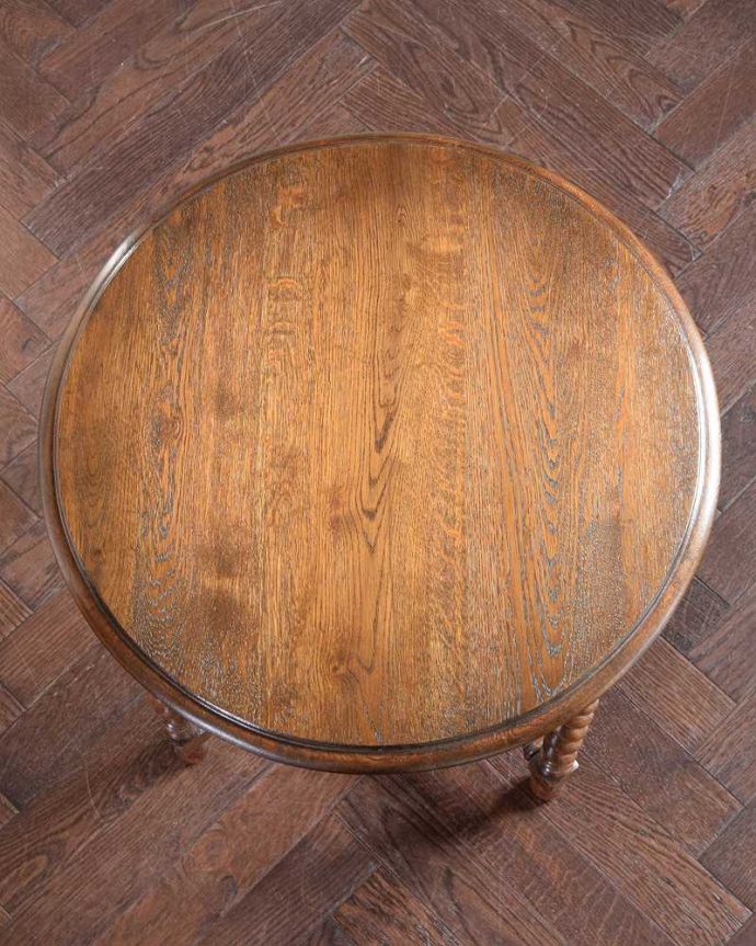 アンティークのテーブル　アンティーク家具　アンティークの英国家具、脚の美しい小さいコーヒーテーブル。天板を上から見ると･･･コーヒーテーブルの天板は毎日使う場所だから、しっかり修復しました。(k-2026-f)