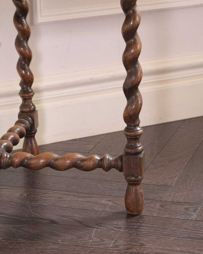 アンティークのテーブル　アンティーク家具　アンティークの英国家具、脚の美しい小さいコーヒーテーブル。持ち上げなくても移動できます！Handleのアンティークは、脚の裏にフェルトキーパーをお付けしていますので、床を滑らせて簡単に移動する事が出来ます。(k-2026-f)