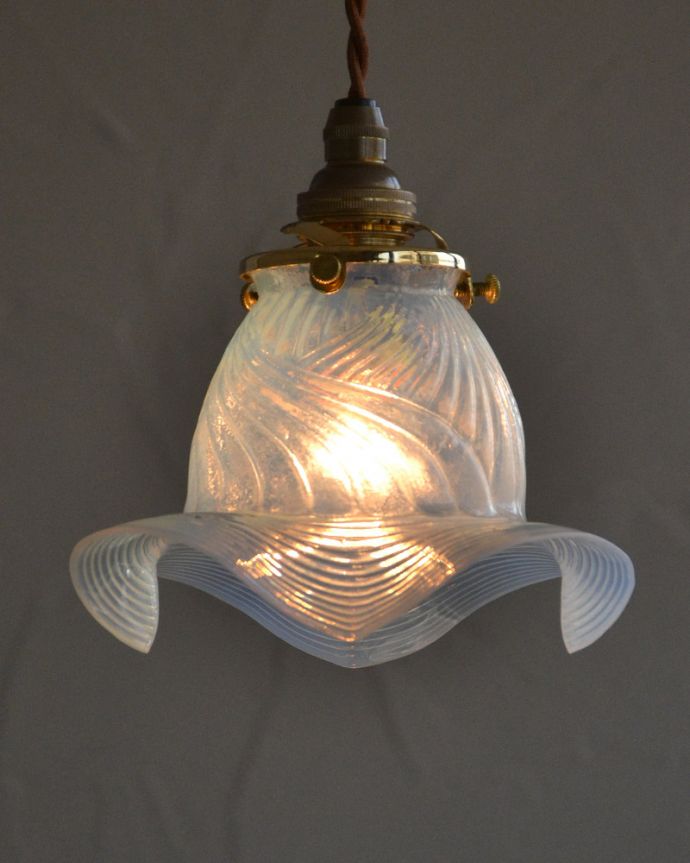 ペンダントライト　照明・ライティング　オパールセントのアンティークペンダントライト（コード・シャンデリア電球・ギャラリーA付き）。。(k-2026-z)