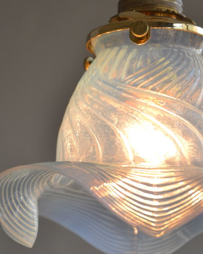 ペンダントライト　照明・ライティング　オパールセントのアンティークペンダントライト（コード・シャンデリア電球・ギャラリーA付き）。。(k-2026-z)