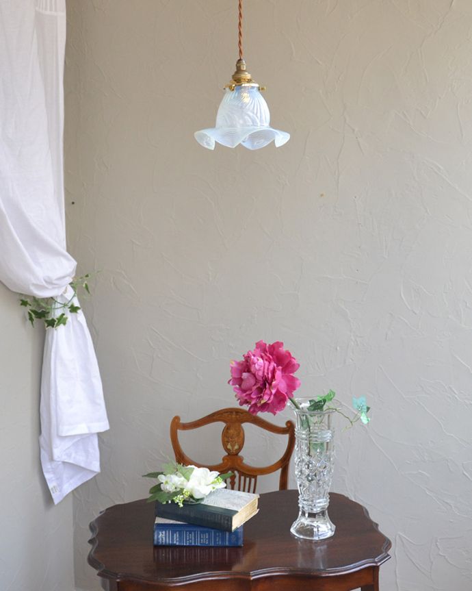 ペンダントライト　照明・ライティング　オパールセントのアンティークペンダントライト（コード・シャンデリア電球・ギャラリーA付き）。。(k-2026-z)