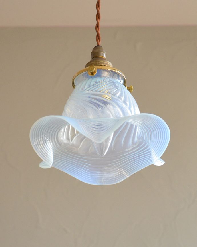 ペンダントライト　照明・ライティング　オパールセントのアンティークペンダントライト（コード・シャンデリア電球・ギャラリーA付き）。。(k-2026-z)