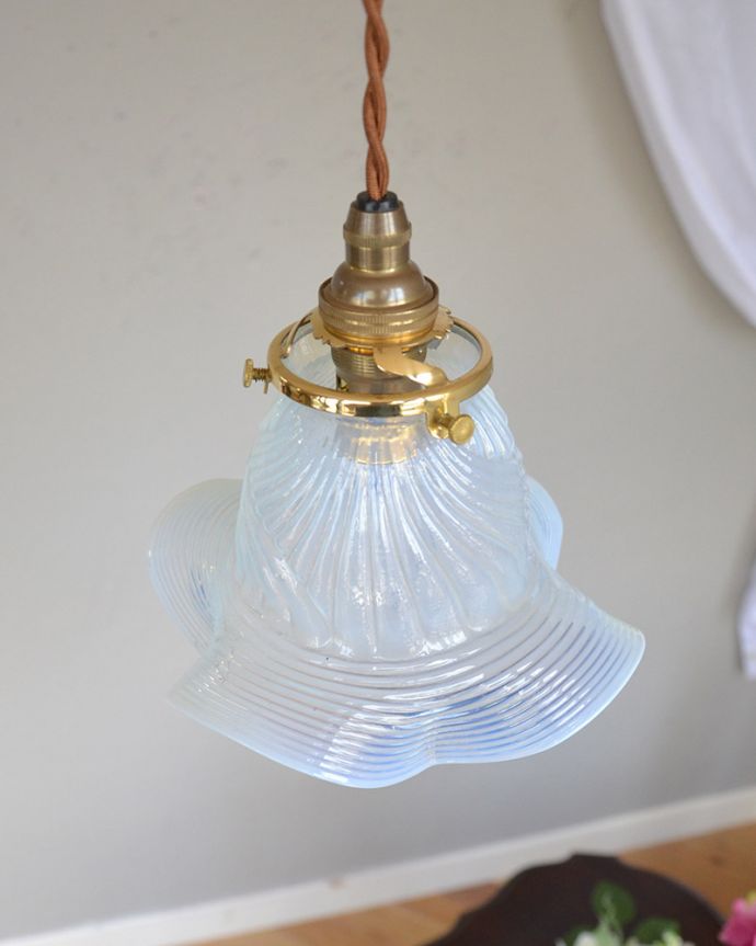 ペンダントライト　照明・ライティング　オパールセントのアンティークペンダントライト（コード・シャンデリア電球・ギャラリーA付き）。。(k-2026-z)