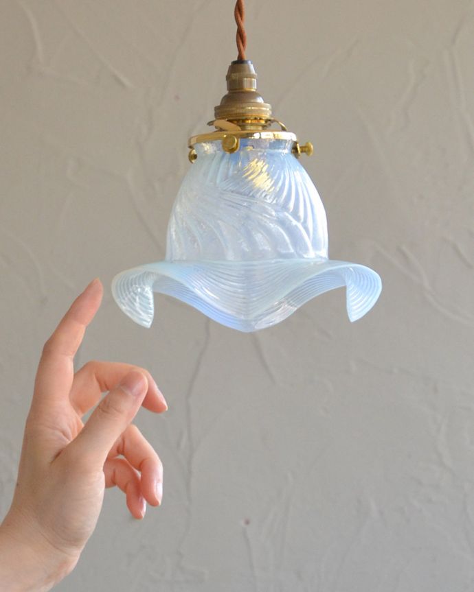 ペンダントライト　照明・ライティング　オパールセントのアンティークペンダントライト（コード・シャンデリア電球・ギャラリーA付き）。。(k-2026-z)