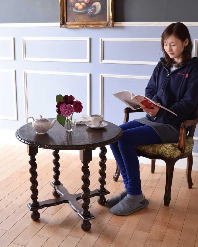 アンティークのテーブル　アンティーク家具　英国スタイルのアンティーク家具、天板の彫刻とツイスト脚がキレイなコーヒーテーブル。どんな場所にも似合う英国らしいコーヒーテーブル実用的に使える英国らしいアンティークのコーヒーテーブル。(k-2027-f)