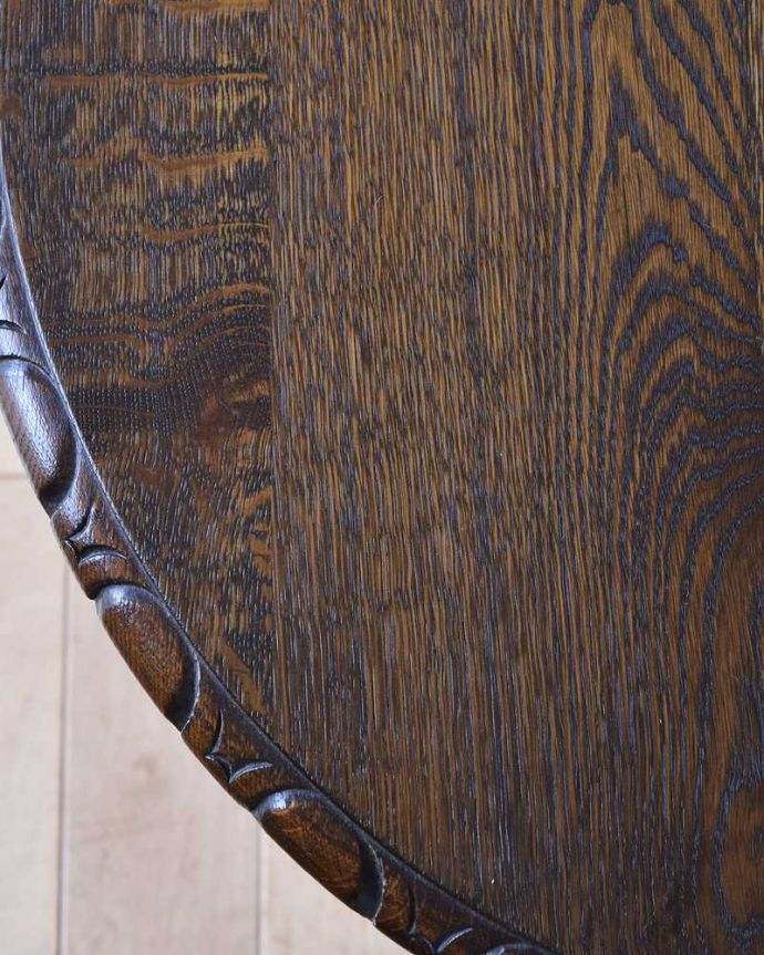 アンティークのテーブル　アンティーク家具　英国スタイルのアンティーク家具、天板の彫刻とツイスト脚がキレイなコーヒーテーブル。近づいて見てみると･･･アンティークはもちろん新品ではないので小さなキズや汚れはありますが、キレイにお直ししたので満足して頂ける自信があります！。(k-2027-f)