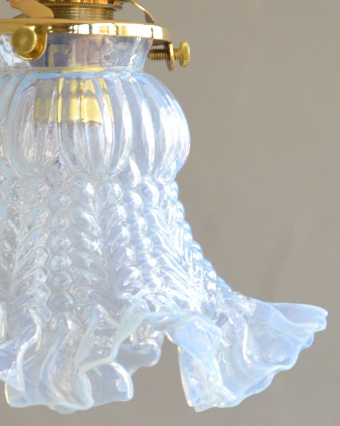 照明・ライティング オパールセントのアンティークガラスシェード（コード・シャンデリア電球・ギャラリーA付き）。。(k-2027-z)