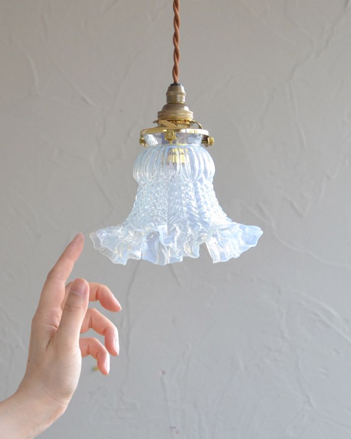 照明・ライティング オパールセントのアンティークガラスシェード（コード・シャンデリア電球・ギャラリーA付き）。。(k-2027-z)