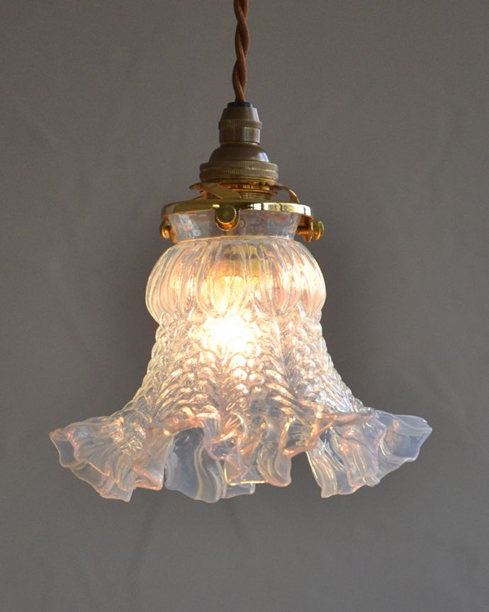 照明・ライティング オパールセントのアンティークガラスシェード（コード・シャンデリア電球・ギャラリーA付き）。。(k-2027-z)