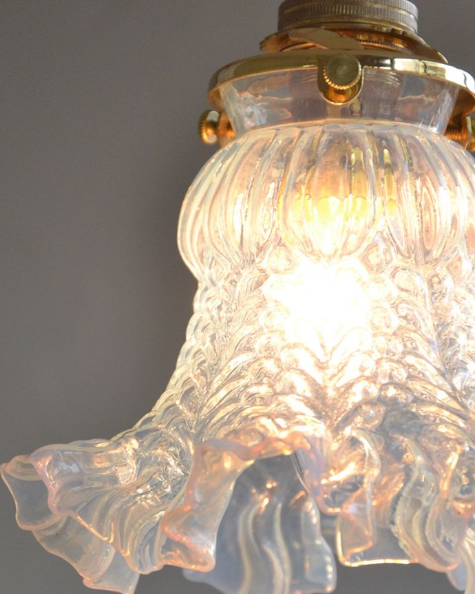 照明・ライティング オパールセントのアンティークガラスシェード（コード・シャンデリア電球・ギャラリーA付き）。 。(k-2027-z)