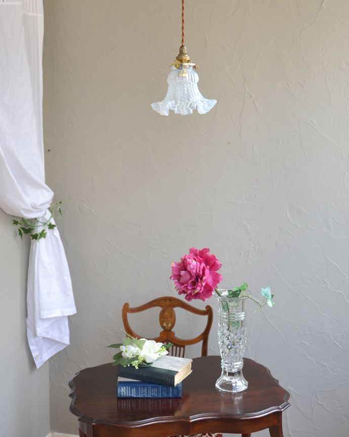 照明・ライティング オパールセントのアンティークガラスシェード（コード・シャンデリア電球・ギャラリーA付き）。。(k-2027-z)