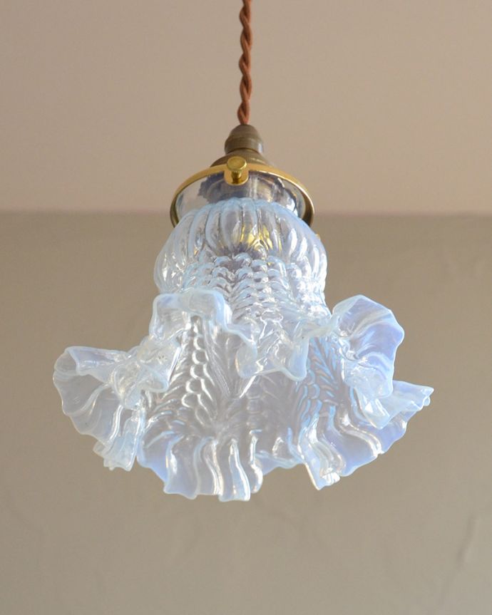 照明・ライティング オパールセントのアンティークガラスシェード（コード・シャンデリア電球・ギャラリーA付き）。。(k-2027-z)