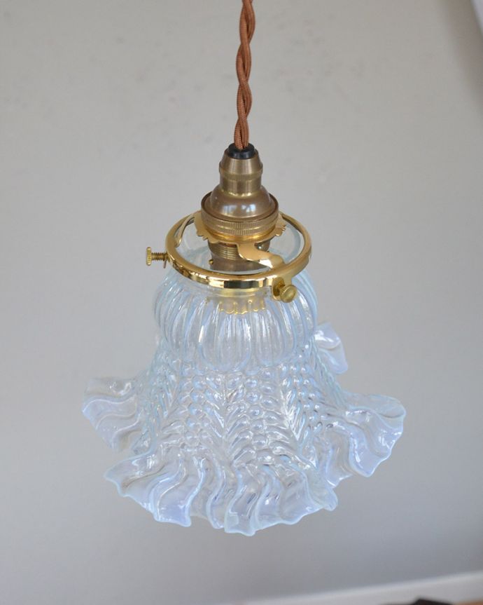 照明・ライティング オパールセントのアンティークガラスシェード（コード・シャンデリア電球・ギャラリーA付き）。。(k-2027-z)