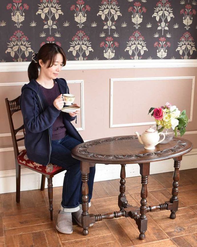 アンティークのテーブル　アンティーク家具　素敵なアンティークの英国家具、天板の装飾が美しいコーヒーテーブル。どんな場所にも似合う英国らしいコーヒーテーブル実用的に使える英国らしいアンティークのコーヒーテーブル。(k-2028-f)