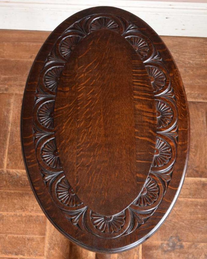 アンティークのテーブル　アンティーク家具　素敵なアンティークの英国家具、天板の装飾が美しいコーヒーテーブル。天板を上から見ると･･･コーヒーテーブルの天板は毎日使う場所だから、しっかり修復しました。(k-2028-f)