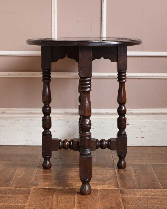 アンティークのテーブル　アンティーク家具　素敵なアンティークの英国家具、天板の装飾が美しいコーヒーテーブル。横から見た姿もステキ横から見るとこんな感じです。(k-2028-f)